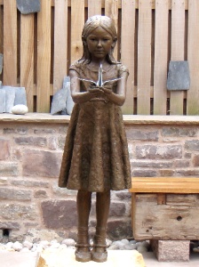 Sadako Sasaki Escultura de Sadako Sasaki cunha grúa nas mans