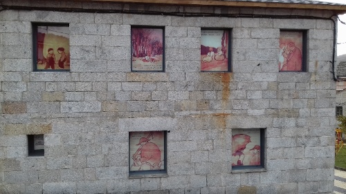 Vella escola na Veiga con carteis do álbum 'Nós' de Castelao