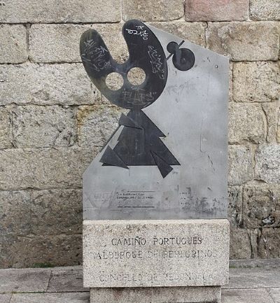 O Pelegrín: mascota del Xacobeo del año 1993 frente a un albergue en Redondela