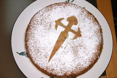 Cruz sobre una tarta de Santiago
