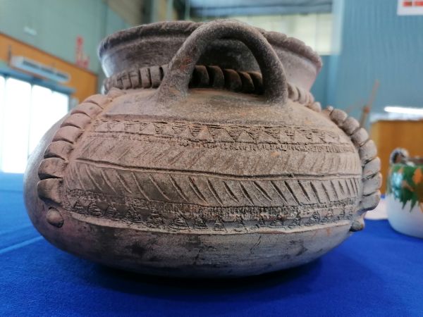 Jarrón hecho a mano por el alumnado de la Escuela de Arte de Ourense