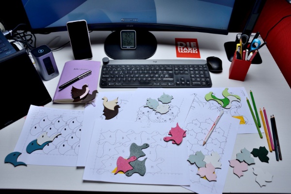 Mesa de trabajo con un montón de piezas de colores.