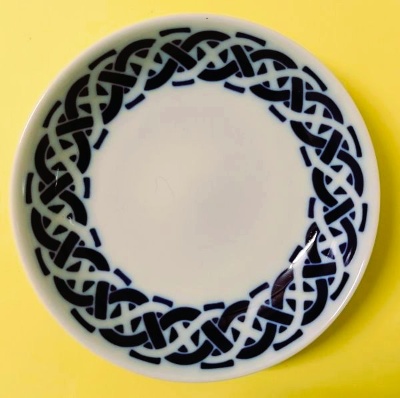Plato con nudos celtas de la marca Sargadelos