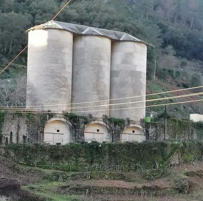 Almacenaje en forma de cilindro de piedra
