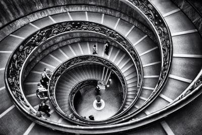 Escalera en espiral Imagen en blanco y negro de una escalera en forma de espiral con gente