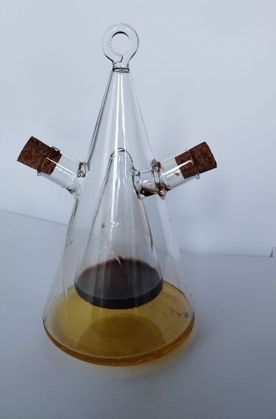 Aceitera cónica (cREAgal) Aceitera vinagrera que son dos conos: un cono dentro de otro cono. El aceite se encuentra dentro del cono grande y el vinagre dentro del pequeño