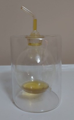Cilindro- esfera (cREAgal) Una aceitera con forma de cilindro con una esfera inscrita dentro. El aceite se encuentra dentro de la esfera