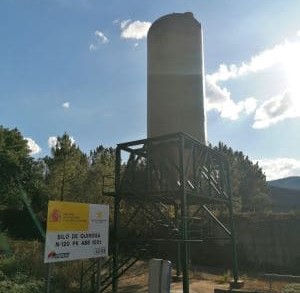 Silo Quiroga (cREAgal) Fotografía silo de Quiroga en Lugo. Forma de cilindro con cono en la parte inferior.
