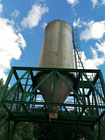 Silo de Quiroga. Se observa un cilindro en la parte superior y un cono invertido en la parte inferior, ambos pegados por sus bases