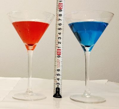 Copas (cREAgal) Dos copas con líquido de colores y un metro donde se ve la altura del líquido