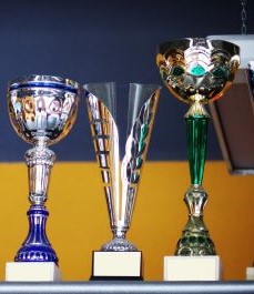 Tres trofeos con distintas formas