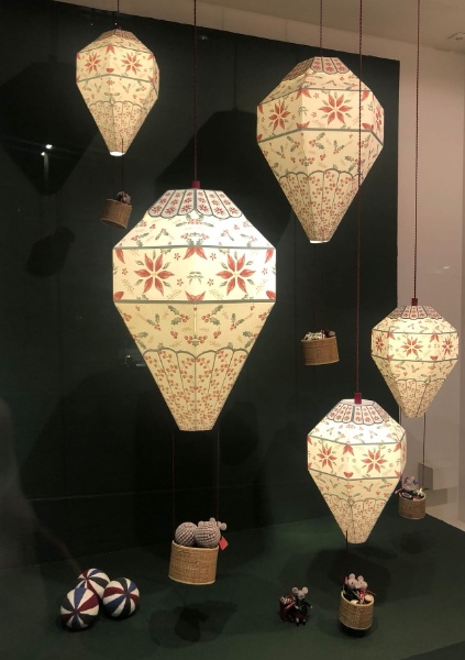 Globos de papel (cREAgal) Escaparate con varios globos de papel de diferente tamaño