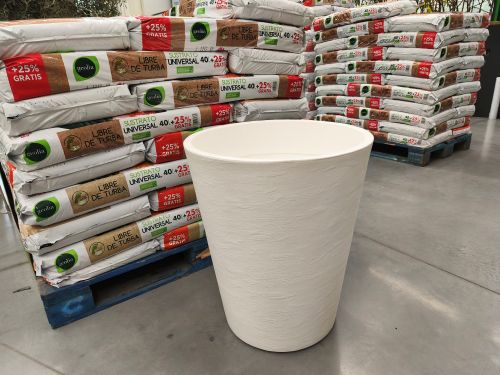 Macetero blanco (cREAgal) Macetero blanco con forma de cono truncado y bolsas de sustrato de fondo.