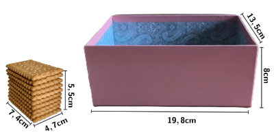 Pila de 10 galletas donde se indica el largo (7,4 cm), el ancho (4,7 cm) y el alto (5,5 cm) de la misma. Caja en la que se indica el largo (19,8 cm), el ancho (13,5 cm) y el alto (8 cm) de la misma.