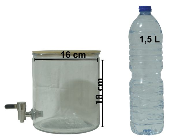 Dispensador de bebidas con forma cilíndrica y de una botella de agua mineral. Se indica el diámetro interno del dispensador (16 cm) y la altura (18 cm). Se indica que la botella contiene 1,5 litros de agua.