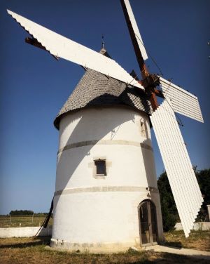 Molino de viento: base cilindro y tejado en forma de cono