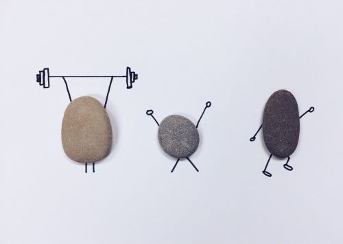 Tres piedras con brazos haciendo deporte y entrenando