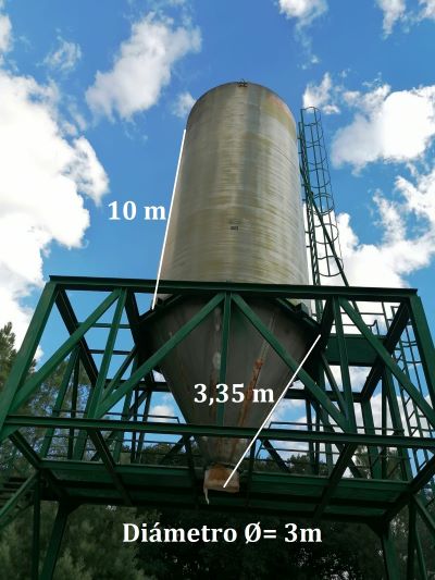 Silo con medidas (cREAgal) Mismo silo. Sobre la imagen se ven las medidas. Altura del cilindro 6m, generatriz del cono 2m, diámetro 3m