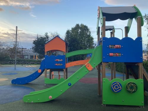 Toboganes de un parque de Perillo Oleiros