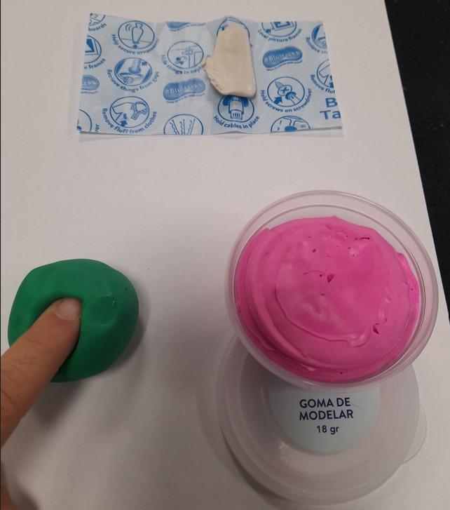 Imagen de plastilina presionada con un dedo, de goma adhesivo y goma de moldear