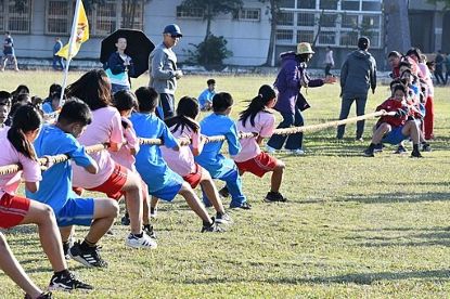 Juego de la soga inclusivo Imagen de un grupo de niños y niñas jugando al juego de la soga