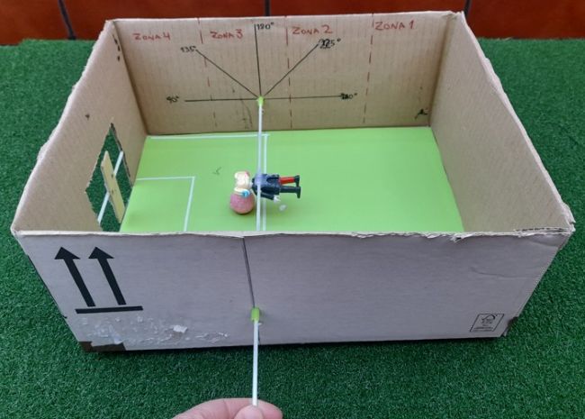 Jugando con el futbolín (cREAgal) Imagen del futbolín de experimentación con la figura que tira orientada hacía la portería