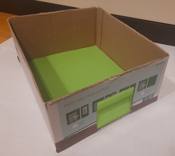 Preparación del campo (cREAgal) Imagen de la caja sin tapa, con la portería hecha y pegada la cartulina en el fondo