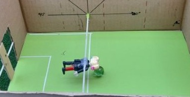 Experimentando con el futbolin (cREAgal) Imagen del futbolín de experimentación con la figura que tira orientada hacia el fondo sin portería