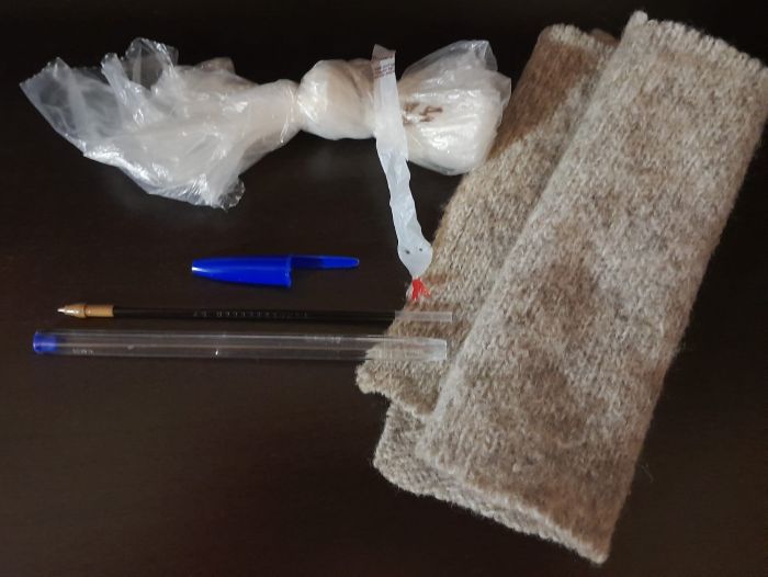 Imagen del material con un trapo, un bolígrafo y una bolsa de plástico.
