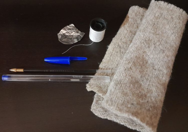 Imagen de un bolígrafo, un trapo, hilo y papel de aluminio.