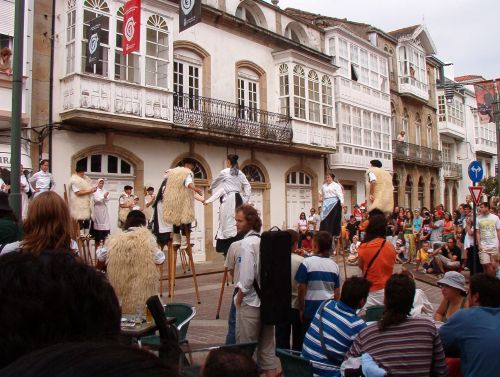 Ortigueira.Festival celta.Xigantes Personas caminando sobre zancos durante una celebración.