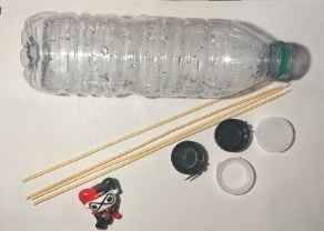 Botella de plástico, palillos y tapones de plástico.
