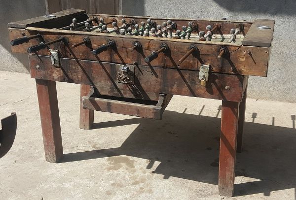 Futbolín antiguo Imagen de un futbolín de madera con marcas de desgaste por el uso y el paso del tiempo.