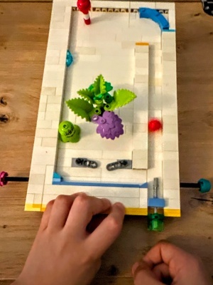 Lanzamiento de bolita en una máquina de pinball hecha con bloques.