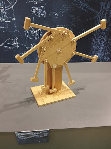 Leonardo's perpetual motion machine Modelo moderno de una máquina de movimiento perpetuo.