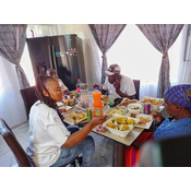 Familia comiendo