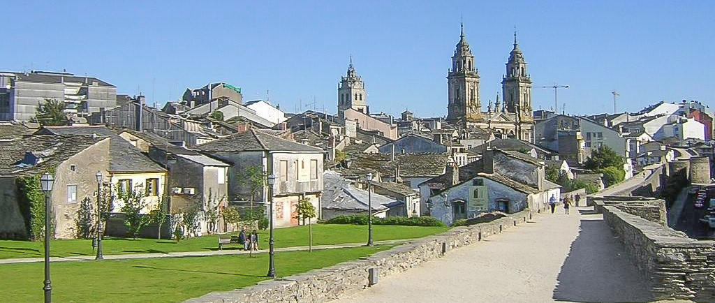 Vista de la catedral de Lugo desde la muralla en un día soleado.