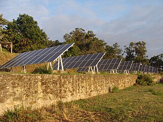 Paneles solares en las Islas Cíes colocadas en fila.