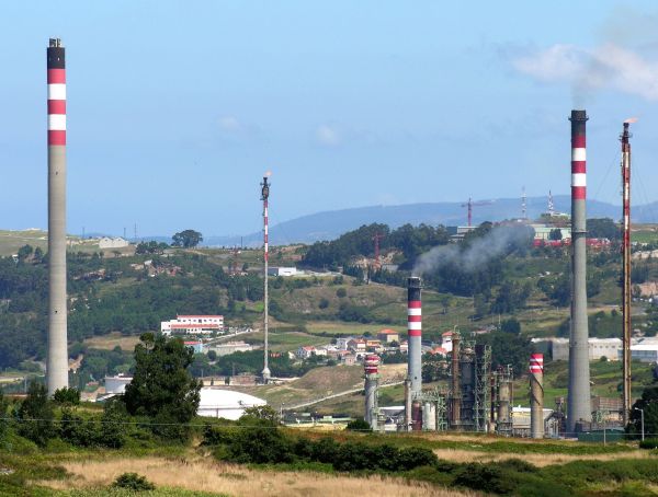 Pastoriza, Arteixo Galiza 09 Imagen desde el exterior de la refinería en A Coruña