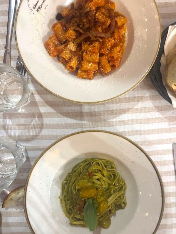 Dos platos de pasta vistos desde arriba sobre una mesa.