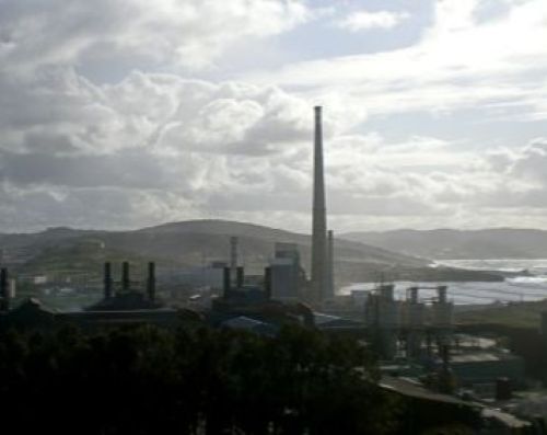 Polígono industrial de Sabón, Oseiro, Arteixo. Imagen de la central de Sabón en Arteixo con una chimenea central que destaca por su altura.