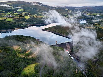 Presa del embalse del Ézaro llena de agua.