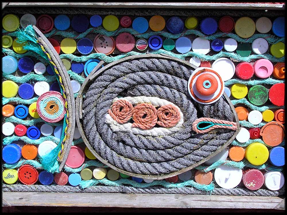 Restos de praia formando unha escultura