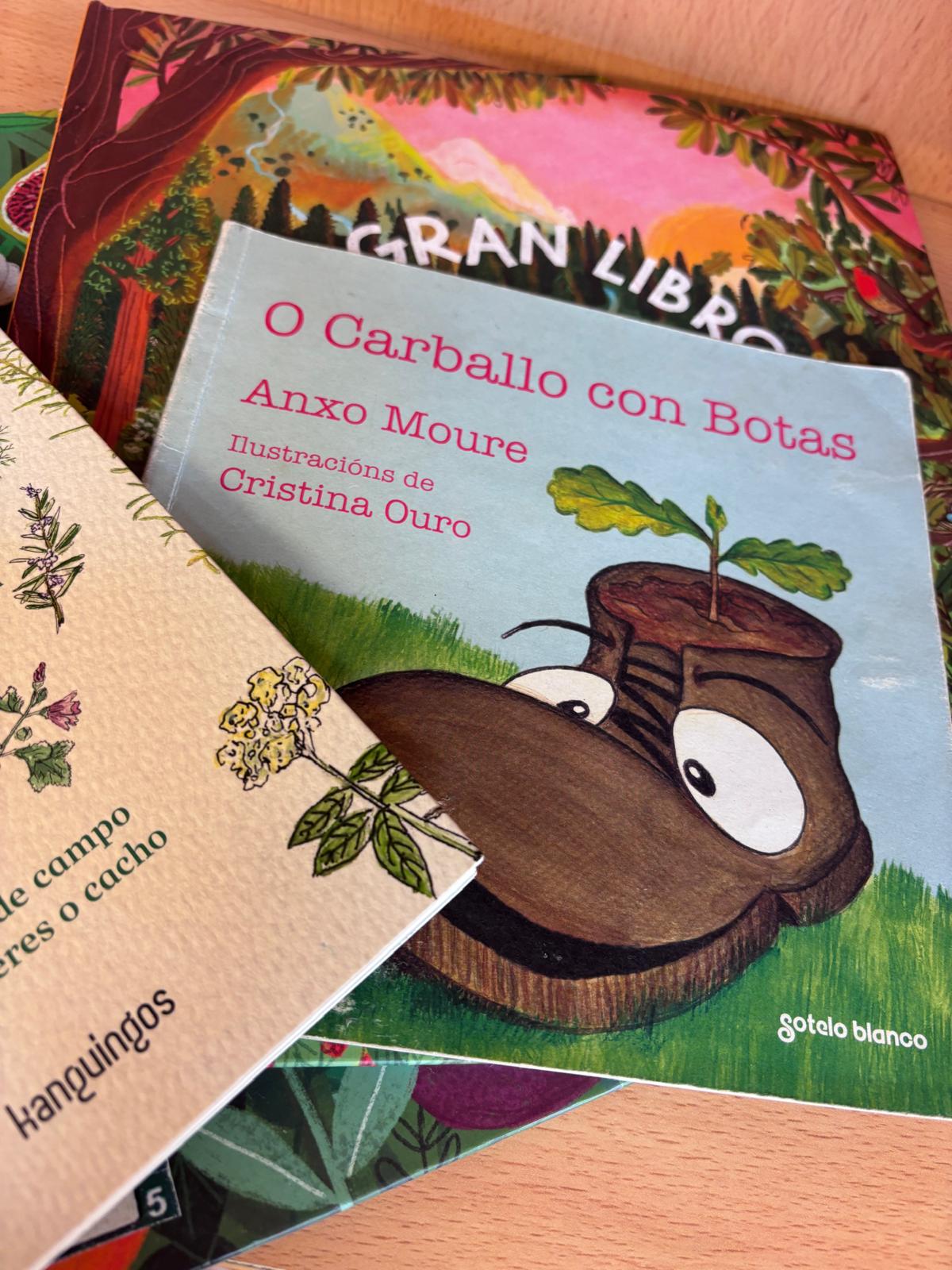Imaxe na que se ven varios libros sobre plantas e árbores. Un deles ten na portada unha bota con ollos e boca e un pequeno carballo no seu interior.