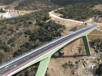 Imaxe dun viaducto dunha autopista.  Sintaxis de la oración simple