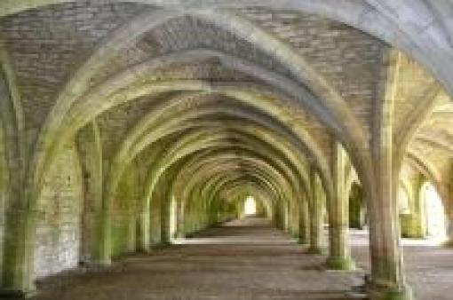 Conjunto de arcos en perspectiva cónica