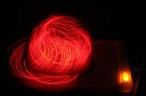 Liñas de luz vermella representando un campo magnético, 